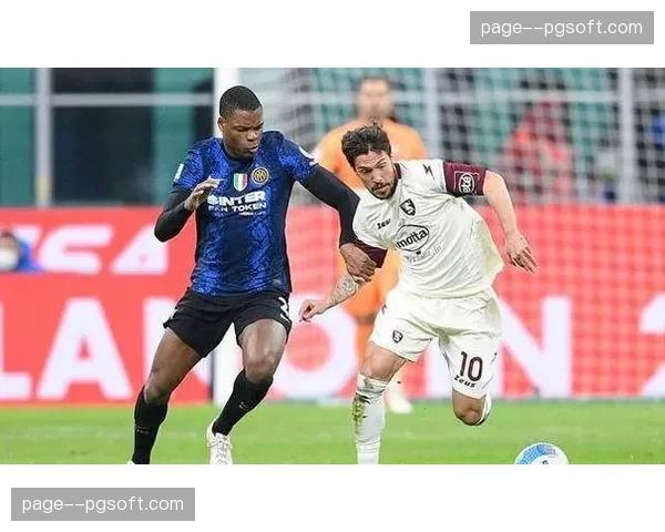 半场战报：萨勒尼塔纳0-0暂平博洛尼亚，场面被动但防守稳固